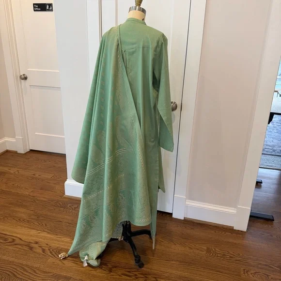 Khaadi 3 Piece Khaddar Suit with Gold embellished Shawl - Picture 4 of 4